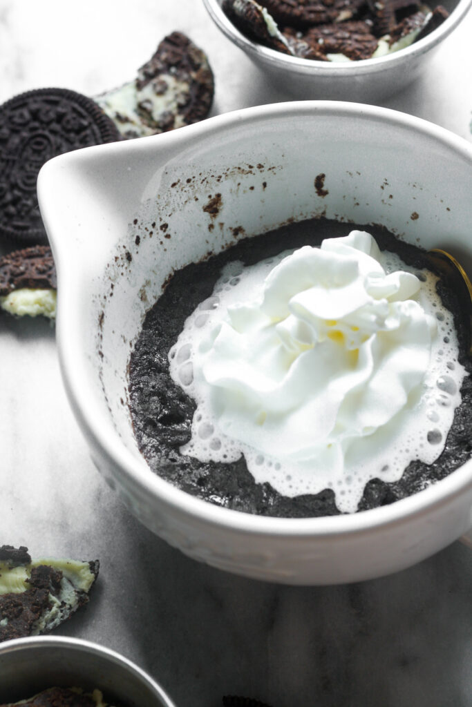 Oreo cake with whipped cream.